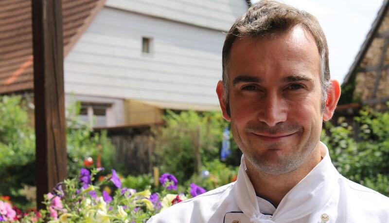 Christian Seebold vor dem Grundstück neben seinem Restaurant, auf dem das neue Hotel entstehen soll.
Foto: Alexander Klug