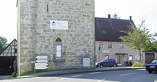 Die Archivaufnahme zeigt den Wehrturm, der um die Jahrtausendwende ohne Fachwerkaufbau dastand, und daneben die Gaststätte "Zur Sakristei". Rechts an den Turm war das Kirchenschiff angebaut, das einst den Blick auf die Wirtschaft verdeckt hat. Foto: Archiv/Kugler Die Archivaufnahme zeigt den Wehrturm, der um die Jahrtausendwende ohne Fachwerkaufbau dastand, und daneben die Gaststätte "Zur Sakristei". Rechts an den Turm war das Kirchenschiff angebaut, das einst den Blick auf die Wirtschaft verdeckt hat. Foto: Archiv/Kugler