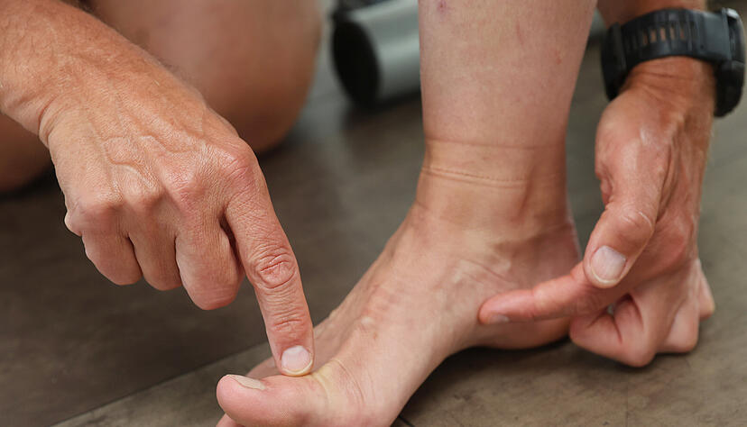 Der Großzehe wird hochgezogen. Das ist ein Test, um zu prüfen, ob das Fußgewölbe noch intakt ist.