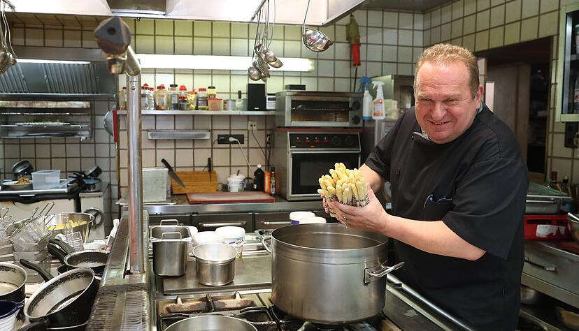 Alex Fritz in seiner Küche im Hotel-Restaurant Sonne in Talheim. Vor 35 Jahren hat er für Mario Adorf in München gekocht. Alex Fritz in seiner Küche im Hotel-Restaurant Sonne in Talheim. Vor 35 Jahren hat er für Mario Adorf in München gekocht.
