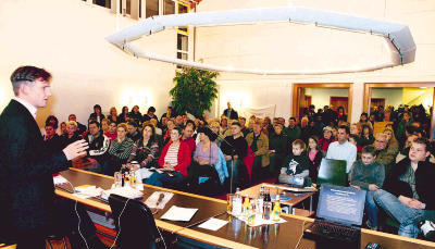 Die Sitzplätze reichten nicht aus: 130 Einwohner kamen zum Info-Abend ins Rathaus. Bürgermeister Christoph Schulz (links) stand in der Kritik.Foto: Claudia Wachter