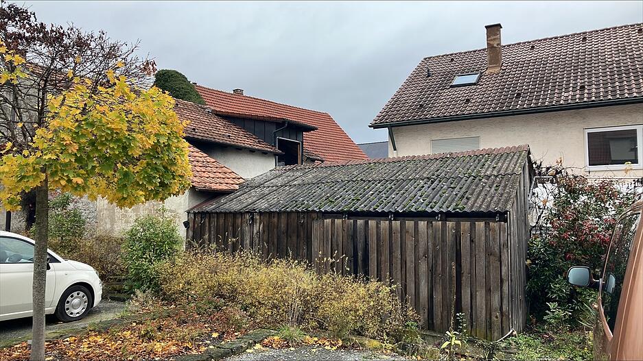 Vom Feuer betroffen war wohl ein landwirtschaftlich genutztes Nebengebäude eines Wohnhauses in Lehrensteinsfeld. Vom Feuer betroffen war wohl ein landwirtschaftlich genutztes Nebengebäude eines Wohnhauses in Lehrensteinsfeld.