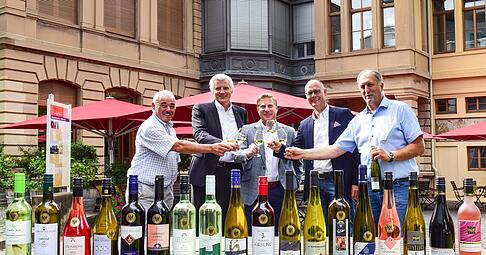 Die Wein-Villa gilt als Schaufenster des Heilbronner Weinbaus, hier 2016 mit (von links) Martin Heinrich, Karl Seiter, Nico Weinmann. Steffen Schoch, Justin Kircher.