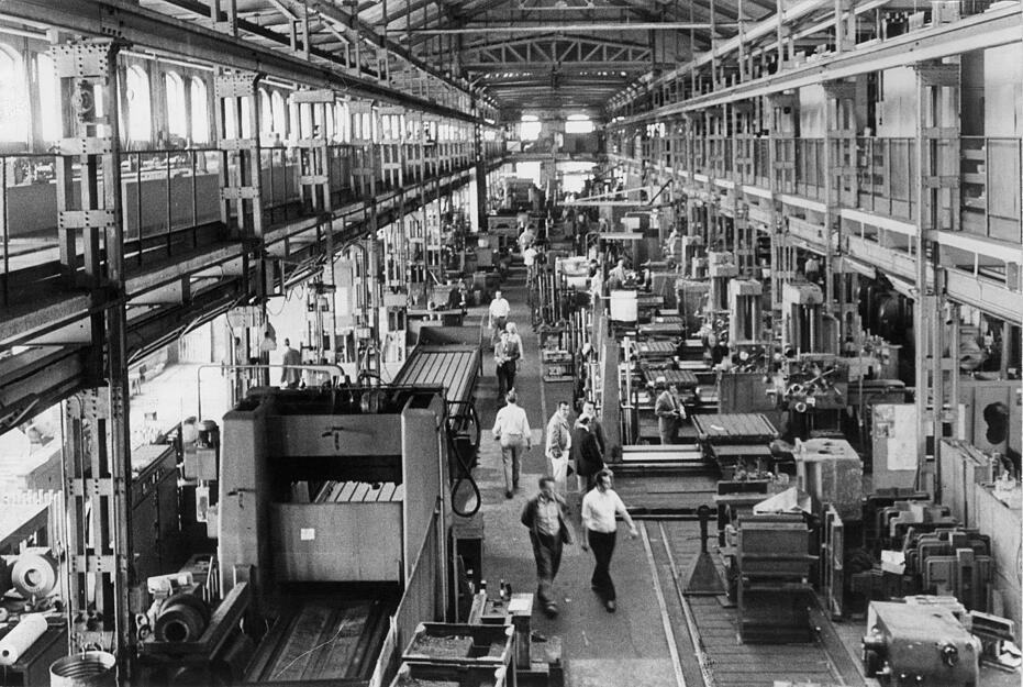 Interessenten kommen 1974 aus der gesamten Bundesrepublik, um die Konkursmasse der Firma Ferdinand C. Weipert in Augenschein zu nehmen. Interessenten kommen 1974 aus der gesamten Bundesrepublik, um die Konkursmasse der Firma Ferdinand C. Weipert in Augenschein zu nehmen.