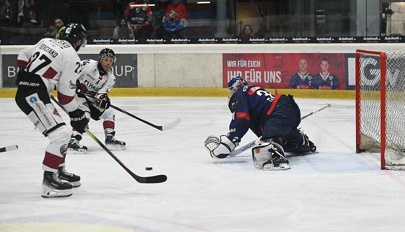 Nur in dieser Szene hat Falken-Keeper Patrick Berger gegen Passau das Nachsehen. Auf ihn wird es auch am Wochenende ankommen.