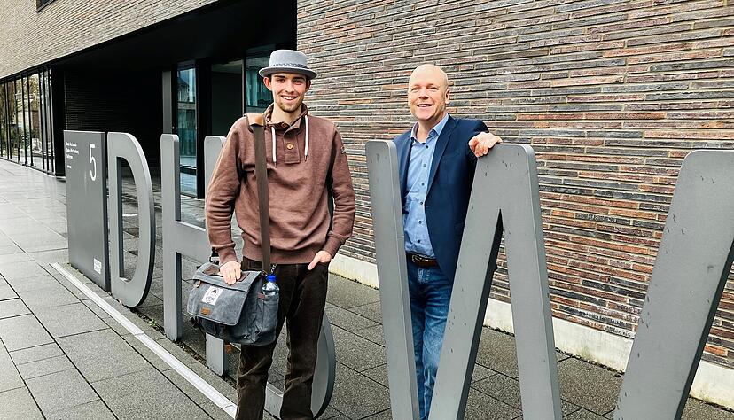Professor Helge Fritsch freut sich &uuml;ber seinen neuen, prominenten Studenten: Paul Belthle (mit Hut) von den "&Ouml;lfreunden".
