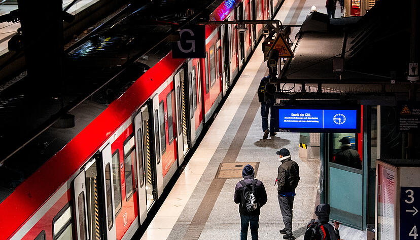 Mit einem Warnstreik legt die Gewerkschaft Deutscher Lokomotivführer seit Mittwochabend bundesweit den Bahnverkehr weitgehend lahm.