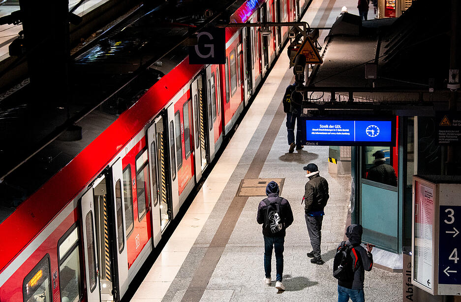 Mit einem Warnstreik legt die Gewerkschaft Deutscher Lokomotivführer seit Mittwochabend bundesweit den Bahnverkehr weitgehend lahm.