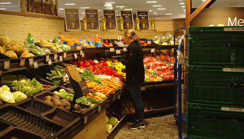 Im Edeka Ueltzhöfer werden die Regale eingeräumt.