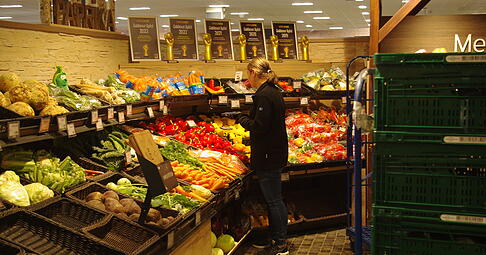 Im Edeka Ueltzhöfer werden die Regale eingeräumt. Im Edeka Ueltzhöfer werden die Regale eingeräumt.