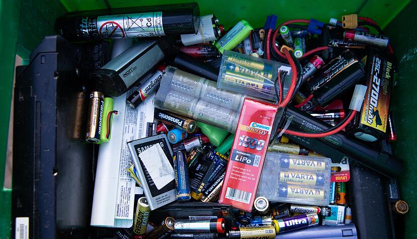 Alte Batterien dürfen nicht einfach in den Hausmüll geworfen werden. Alte Batterien dürfen nicht einfach in den Hausmüll geworfen werden.