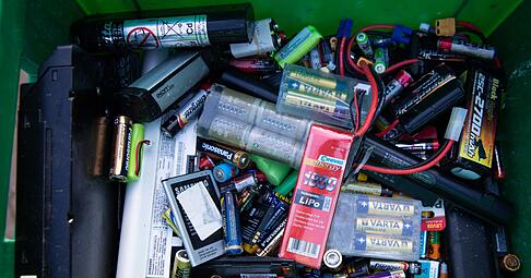 Alte Batterien dürfen nicht einfach in den Hausmüll geworfen werden.