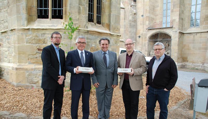 Till Läpple (von links), Bürgermeister Klaus-Peter Waldenberger, Christoph Grüber, Pfarrer Gunter Bareis und Gerhard Losch (Vorsitzender des Kirchengemeinderats).