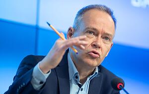 Stefan Brink spricht.