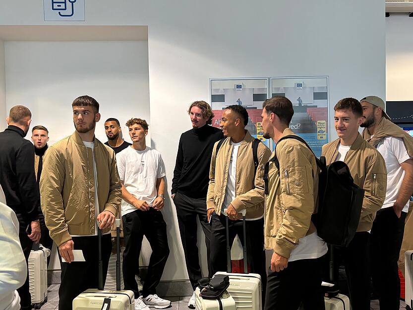 Am Flughafen warteten die Spieler des VfB Stuttgart auf den Abflug. Am Flughafen warteten die Spieler des VfB Stuttgart auf den Abflug.