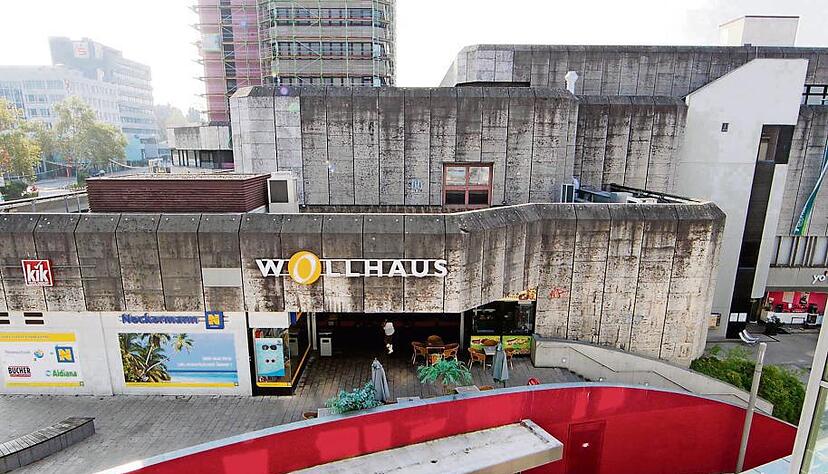 Die Zukunft des Wollhaus bleibt ungewiss: Die Stadt favorisiert nach wie vor einen Abriss mit Neubebauung, der Eigentümer der Ladenpassage hat diesen Plänen jetzt eine Absage erteilt.Fotos: Guido Sawatzki