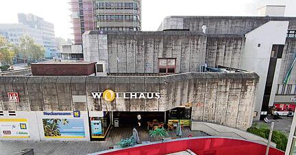 Die Zukunft des Wollhaus bleibt ungewiss: Die Stadt favorisiert nach wie vor einen Abriss mit Neubebauung, der Eigentümer der Ladenpassage hat diesen Plänen jetzt eine Absage erteilt.Fotos: Guido Sawatzki