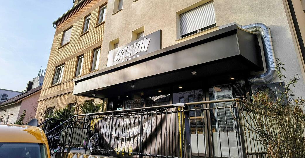 Die Filiale von Crunchy Burger in der Heilbronner Pf&uuml;hlstra&szlig;e darf einen Monat nach der Schlie&szlig;ung wieder &ouml;ffnen.