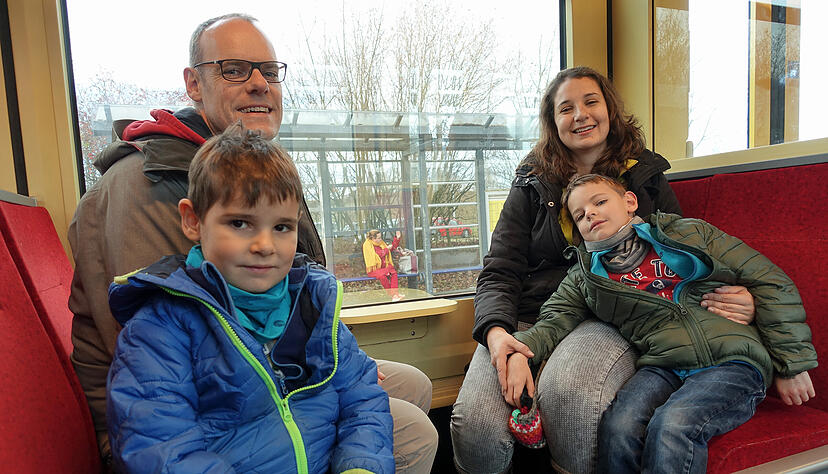Nina und Andreas Hoffmann mit ihren Söhnen Samuel (4, links) und Jonathan (7) nutzen die Chance und machen einen Familienausflug auf den Weihnachtsmarkt in Schwäbisch Hall. Nina und Andreas Hoffmann mit ihren Söhnen Samuel (4, links) und Jonathan (7) nutzen die Chance und machen einen Familienausflug auf den Weihnachtsmarkt in Schwäbisch Hall.
