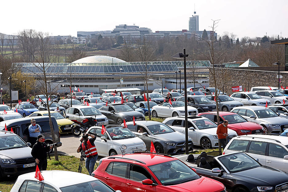 Warnstreik-Kundgebung in Autos der IG Metall, Aquatoll-Parkplatz, Neckarsulm