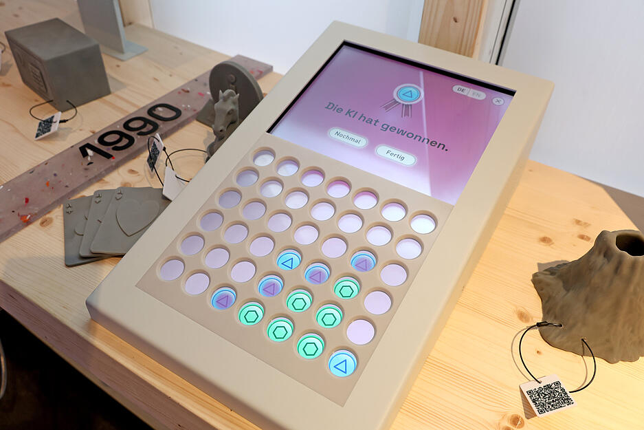 Interaktive Ausstellung: An Stationen können Besucher Interessantes über Künstliche Intelligenz (KI) erfahren.