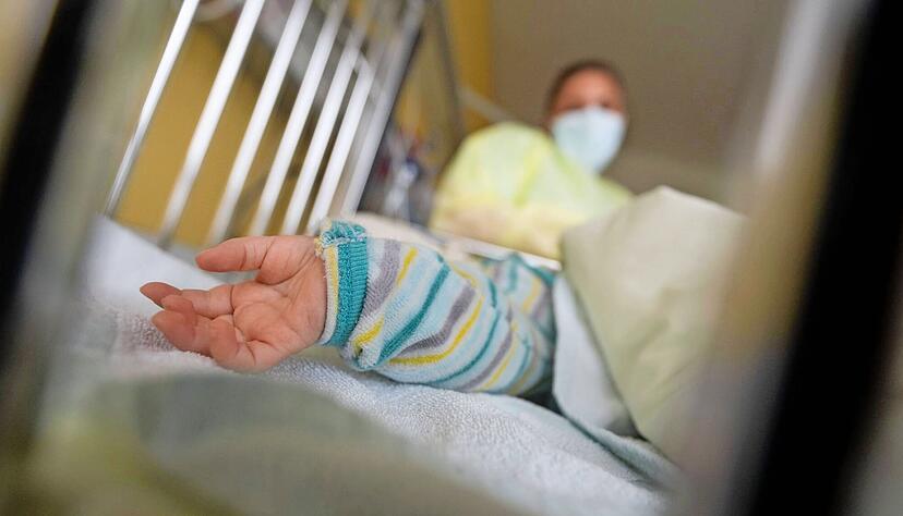 Während der Erkältungszeit im vergangenen Winter war das Personal an der SLK-Kinderklinik noch mehr unter Druck als ohnehin schon. Chefarzt Peter Ruef sendete einige Hilferufe an die Öffentlichkeit. Während der Erkältungszeit im vergangenen Winter war das Personal an der SLK-Kinderklinik noch mehr unter Druck als ohnehin schon. Chefarzt Peter Ruef sendete einige Hilferufe an die Öffentlichkeit.