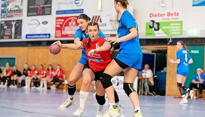 Lina Schrembs (Mitte) spielte im vergangenen Jahr f&uuml;r die A-Juniorinnen der SG Schozach-Bottwartal noch gegen die sp&auml;teren U19-Europameisterinnen des HC Leipzig, Laura Sophie Klocke (links) und Marlene Tucholke, in der Bundesliga-Qualifikation; inzwischen ist sie Regionalliga-Spielerin bei der Sport-Union Neckarsulm. Ein Weg, den nun auch andere Beilsteinerinnen eingeschlagen haben.