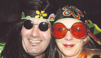 Mit Stirnb&auml;ndern und schrillen Brillen: Die G&auml;ste haben sich voll und ganz auf die Flower-Power-Zeit getrimmt.Foto: Waltraud Langer