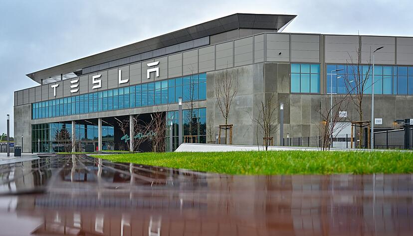 Der Elektroauto-Hersteller Tesla muss die Produktion in Gr&uuml;nheide bei Berlin wegen der Angriffe der jemenitischen Huthi-Rebellen im Roten Meer f&uuml;r rund zwei Wochen weitgehend stoppen.