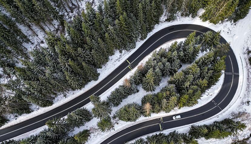 Eng, kurvig und oft ungesichert: Landstra&szlig;en bergen ein hohes Unfallrisiko. (Archivbild)