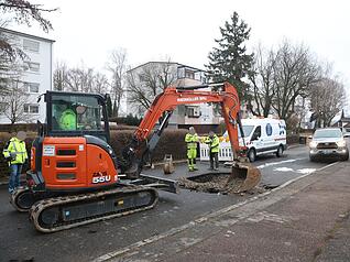 Einsatzkr&auml;fte sperrten die Stra&szlig;e wegen akuter Einsturzgefahr vollst&auml;ndig ab.