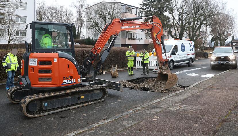 Einsatzkr&auml;fte sperrten die Stra&szlig;e wegen akuter Einsturzgefahr vollst&auml;ndig ab.
