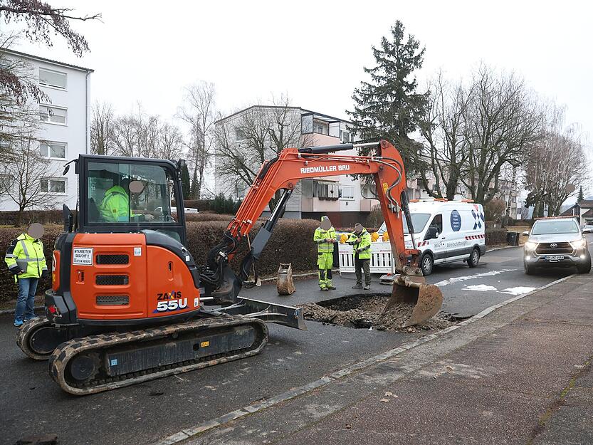 Einsatzkr&auml;fte sperrten die Stra&szlig;e wegen akuter Einsturzgefahr vollst&auml;ndig ab.