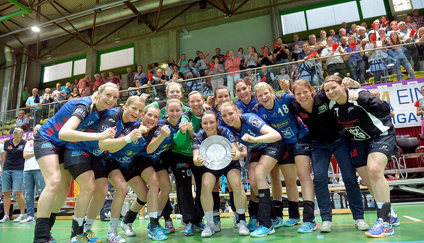 Am Ziel der Tr&auml;ume: Spielf&uuml;hrerin Hannah Breitinger feiert mit der Schale und ihren Mitspielerinnen die Zweitliga-Meisterschaft der Sport-Union Neckarsulm und den mit ihr verbundenen Aufstieg in die Bundesliga.