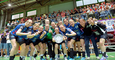 Am Ziel der Tr&auml;ume: Spielf&uuml;hrerin Hannah Breitinger feiert mit der Schale und ihren Mitspielerinnen die Zweitliga-Meisterschaft der Sport-Union Neckarsulm und den mit ihr verbundenen Aufstieg in die Bundesliga.