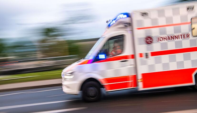 Ein Rettungswagen auf Einsatzfahrt.