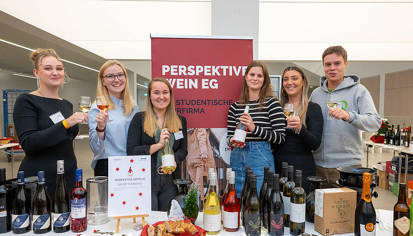 Selbst kreierte Tropfen ihrer Lehrfirma präsentierten (von links) Anna Ripp, Vanessa Fischer, Franziska Nägele, Lilly Herrmann, Ela Yörük und Tom Eretge.
Foto: Christiana Kunz