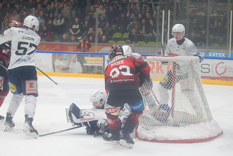 Bei den Memmingen Indians gewinnen die Heilbronner Falken im zweiten Spiel der Playoff-Viertelfinalserie 5:2. Bei den Memmingen Indians gewinnen die Heilbronner Falken im zweiten Spiel der Playoff-Viertelfinalserie 5:2.