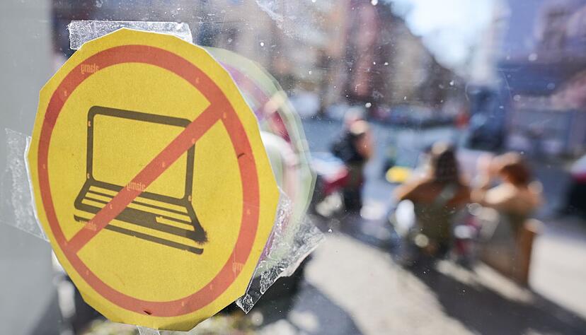 Im Caf&eacute; ILOstan in Berlin weist ein Schild auf das Verbot von Laptops hin.