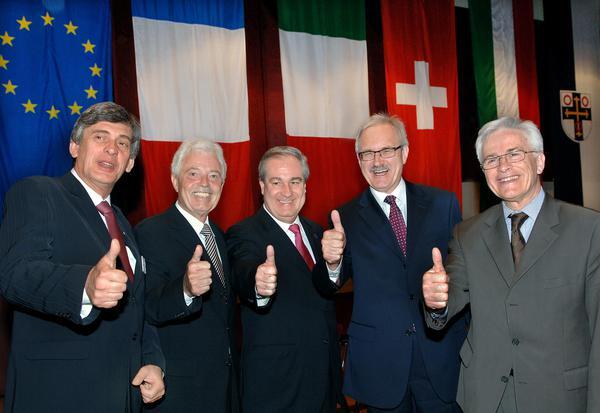 2008 - Carmaux ist 1958 die erste Partnerstadt Neckarsulms. Beim Festakt zum 50jährigen Bestehen der Partnerschaft freuen sich von links: Alain Espié (Bürgermeister Carmaux), Volker Blust (Neckarsulm), Boris Banga (Stadtpräsident Grenchen), Günter Gloser (Staatsminister Europa) und Generalkonsul Christian Dumon.