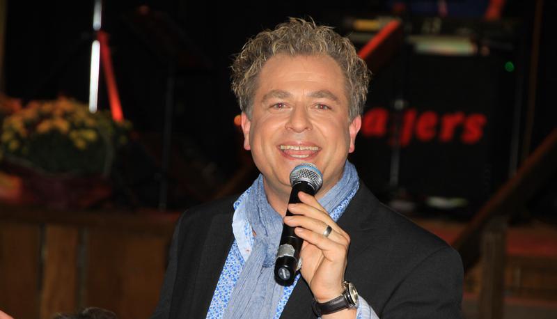 Ein charmanter Gastgeber der zweiten Eppinger Schlagernacht in der Stadthalle: Sänger Christian Engel will die Veranstaltung etablieren.
Fotos: Franz Theuer Ein charmanter Gastgeber der zweiten Eppinger Schlagernacht in der Stadthalle: Sänger Christian Engel will die Veranstaltung etablieren.
Fotos: Franz Theuer