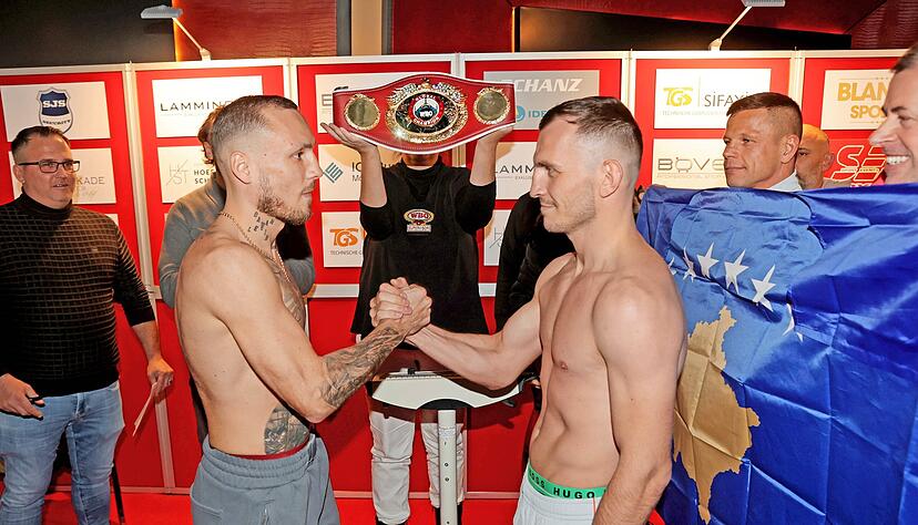 Fairer Handshake nach dem Wiegen: Slawa Spomer (links) und Egzon Maliqaj respektieren sich. "Ich werde ihn im Ring trotzdem nicht mit Samthandschuhen anfassen", verspricht der Heilbronner Lokalmatador.
Fotos: Ralf Seidel