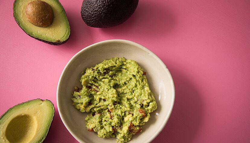 Zerdr&uuml;ckte und gew&uuml;rzte Avocado bietet sich als leckerer pflanzlicher Brotaufstrich an.
