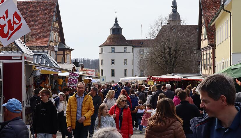 Beim Ostermarkt gibt es viele sch&ouml;ne Dinge. Auch ein Besuch im Automuseum lohnt.