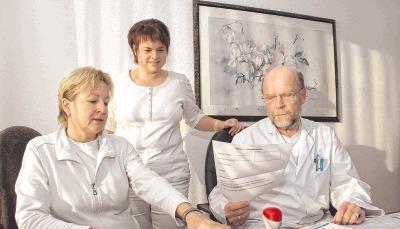 Die medizinischen Fachangestellten Eveline Litschel (links), Andrea Dittmar und ihr Chef Dr. Eberhard Druschky sind ein eingespieltes Team. Für sie und ihre Patienten heißt es am 16. Dezember Abschied nehmen.Foto: Ulrike Plapp-Schirmer
