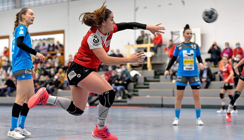 Feuer frei zum Jahresabschluss: Beatrice Keil (beim Wurf) und die SGSB-Frauen erzielen gegen eine der besten Abwehrreihen der Liga 30 Treffer.
Foto: Mario Berger