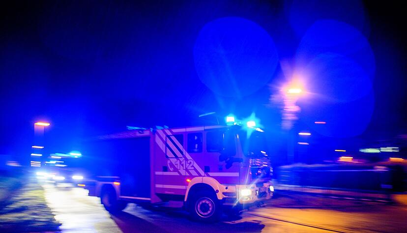 Hausbewohner riefen wegen des Rauchs die Feuerwehr. (Symbolbild)