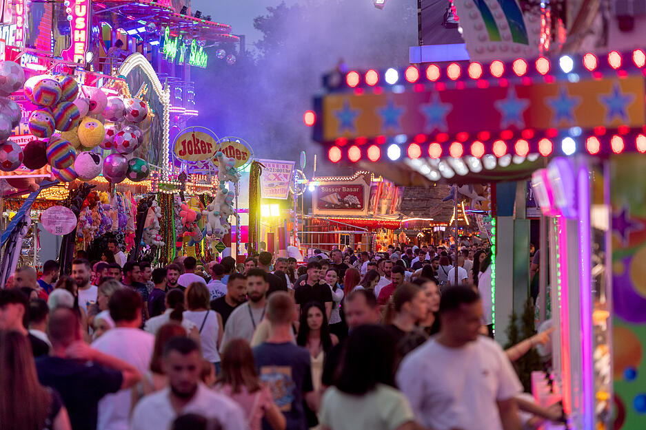 Zwischen Fahrgeschäften und Ständen pilgerten die Besucher über das Heilbronner Volksfest auf der Theresienwiese.
