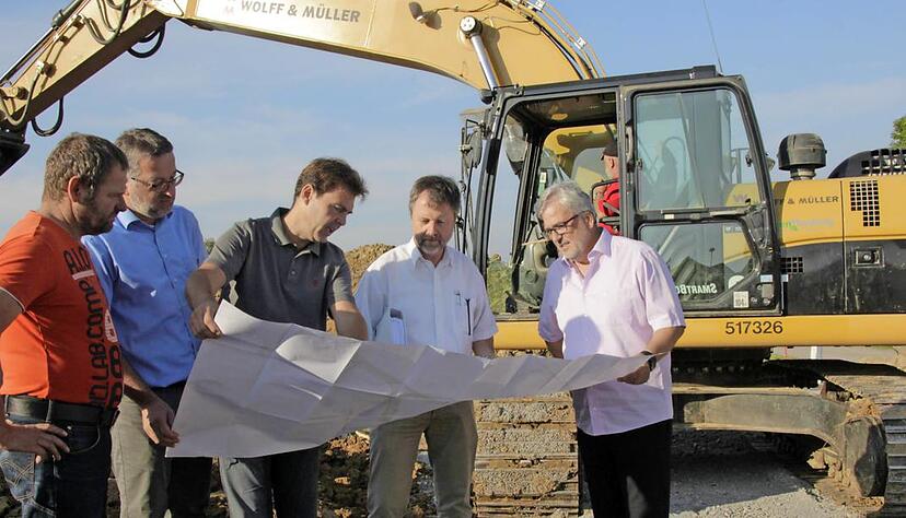 Baustellentermin (von links): Gemeinderäte Uwe Jordan und Ulrich Streeb, Bauleiter René Hrabal und Helmut Mangold mit Bürgermeister Klaus Gross.Foto: Färber Baustellentermin (von links): Gemeinderäte Uwe Jordan und Ulrich Streeb, Bauleiter René Hrabal und Helmut Mangold mit Bürgermeister Klaus Gross.Foto: Färber