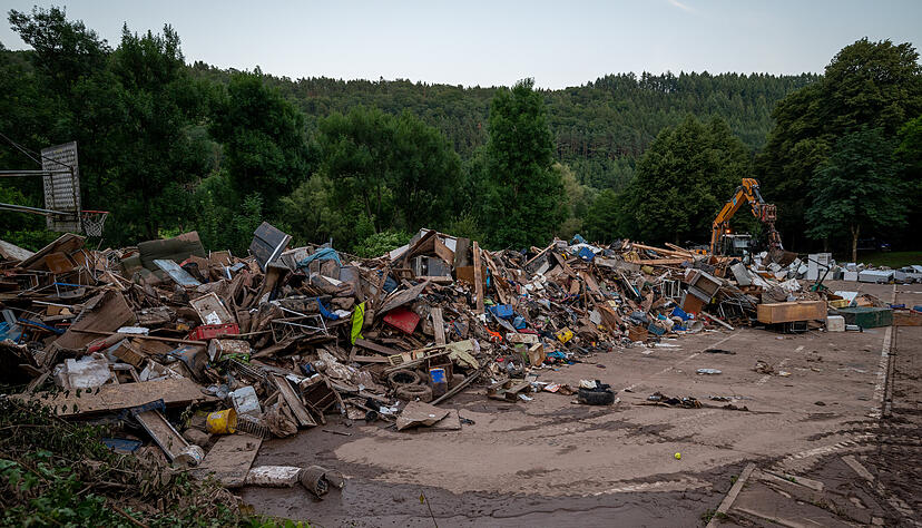 Mobiliar, das vom Hochwasser beschädigt wurde, türmt sich an einer Sammelstelle, von wo es wieder weiter transportiert wird. Zahlreiche Häuser im Ort Kordel waren von den Auswirkungen des Hochwassers betroffen. +++ dpa-Bildfunk +++ Mobiliar, das vom Hochwasser beschädigt wurde, türmt sich an einer Sammelstelle, von wo es wieder weiter transportiert wird. Zahlreiche Häuser im Ort Kordel waren von den Auswirkungen des Hochwassers betroffen. +++ dpa-Bildfunk +++